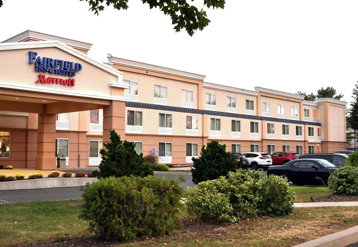 Fairfield Inn & Suites Hartford Airport hotel hero