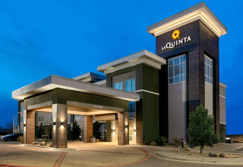 La Quinta Inn & Suites by Wyndham Clinton Historic Route 66 hotel hero