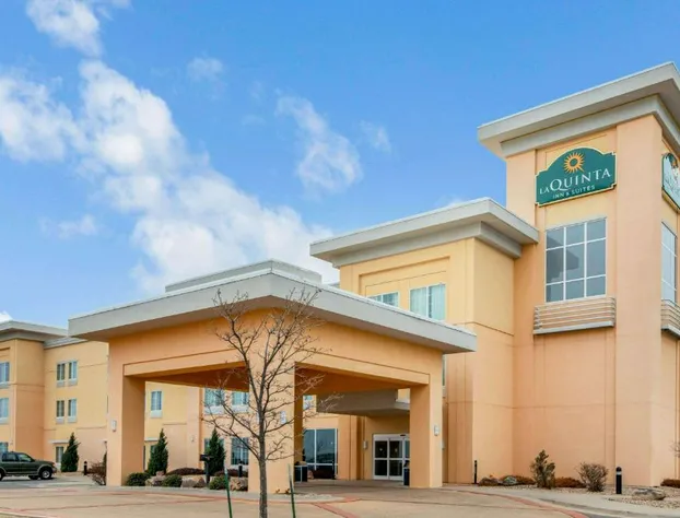 La Quinta Inn & Suites by Wyndham Clinton Historic Route 66 hotel detail image 1