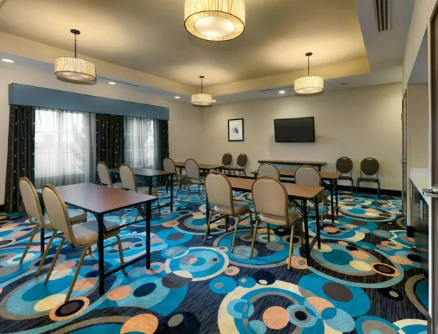 La Quinta Inn & Suites by Wyndham Clinton Historic Route 66 hotel detail image 3