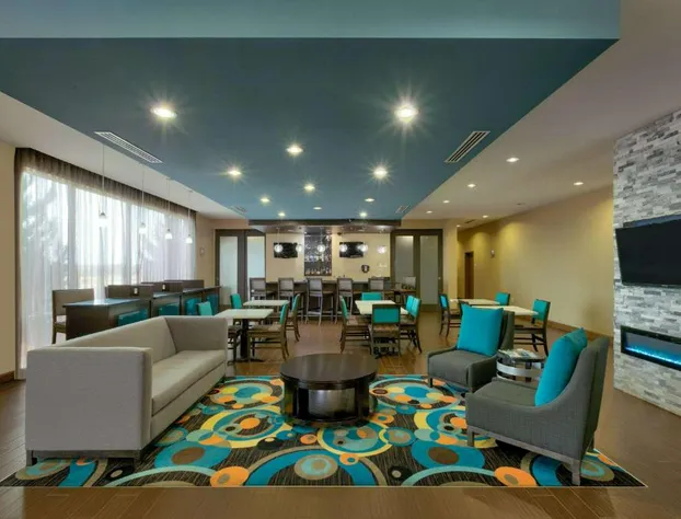 La Quinta Inn & Suites by Wyndham Clinton Historic Route 66 hotel detail image 4