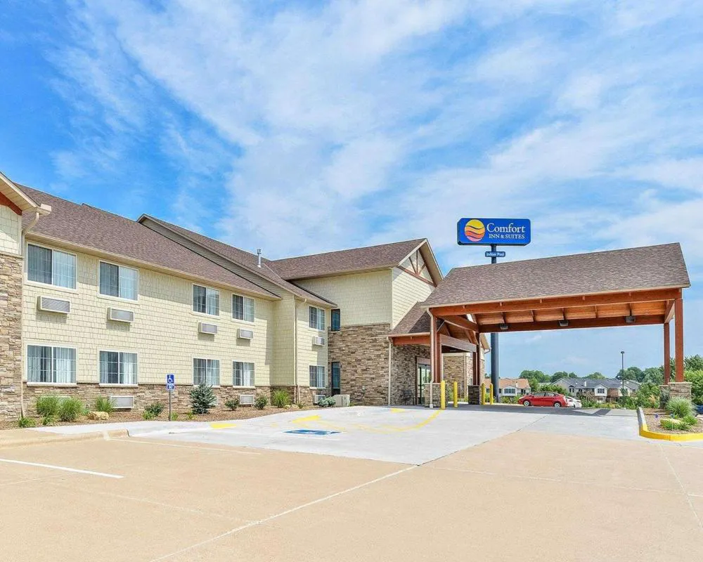 Comfort Inn & Suites Riverview near Davenport and I-80 hotel hero