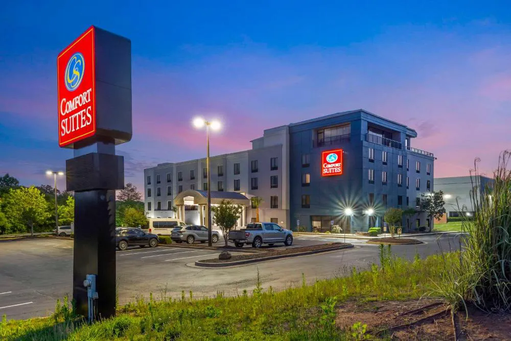 Comfort Suites Atlanta Airport hotel hero