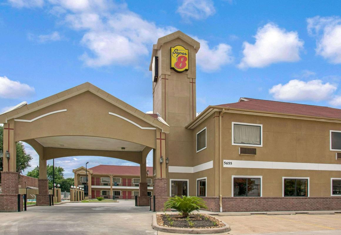 Super 8 by Wyndham Houston/Brookhollow NW hotel hero