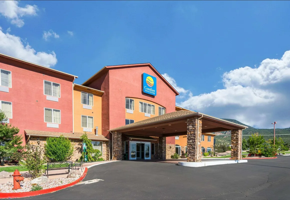Comfort Inn & Suites hotel hero