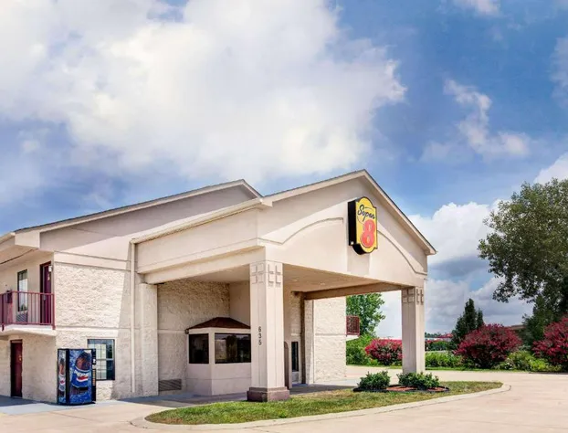 Super 8 by Wyndham Clarksville East hotel detail image 2