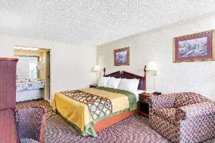 Super 8 by Wyndham Clarksville East hotel detail image 4