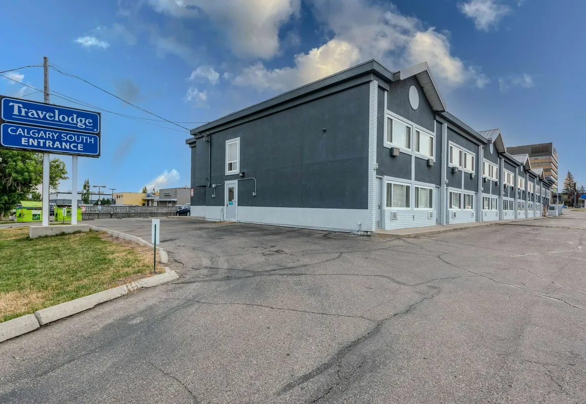 Travelodge by Wyndham Calgary South hotel hero