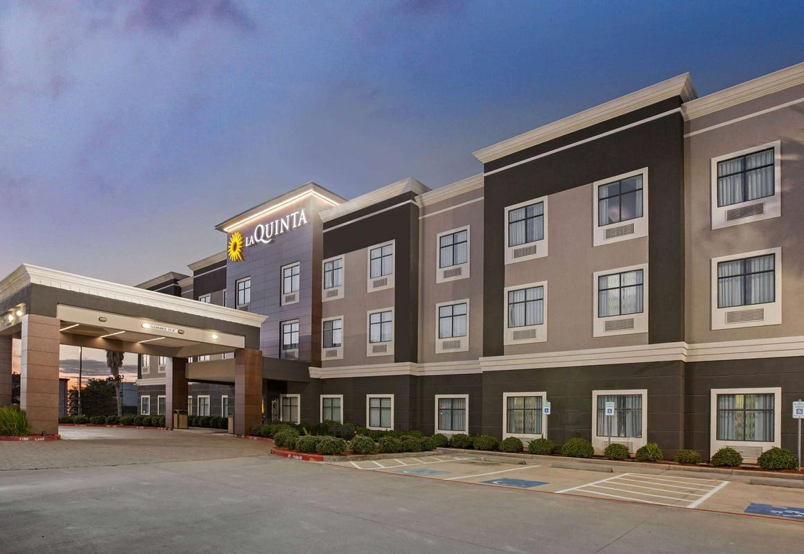 La Quinta Inn & Suites by Wyndham Pasadena North hotel hero