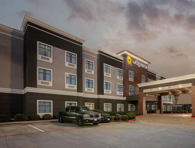 La Quinta Inn & Suites by Wyndham Pasadena North hotel detail image 1