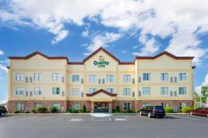 Quality Suites hotel hero