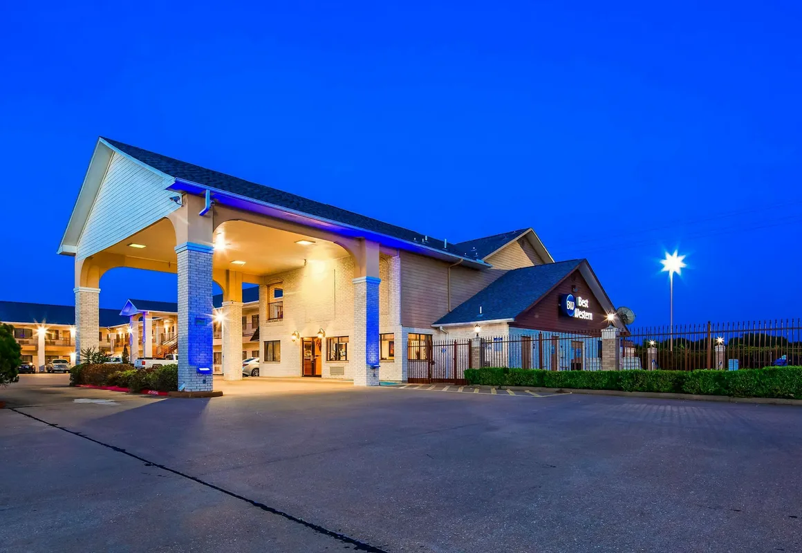 Days Inn by Wyndham Navasota hotel hero