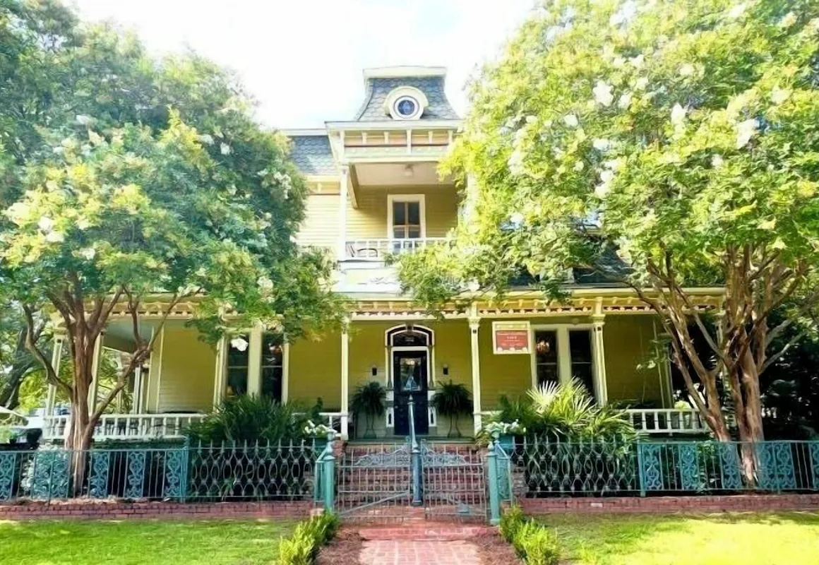 Rothschild-Pound House Inn hotel hero