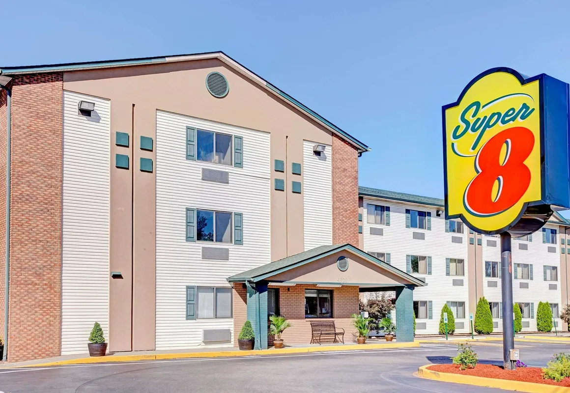 Super 8 by Wyndham Louisville Airport hotel hero