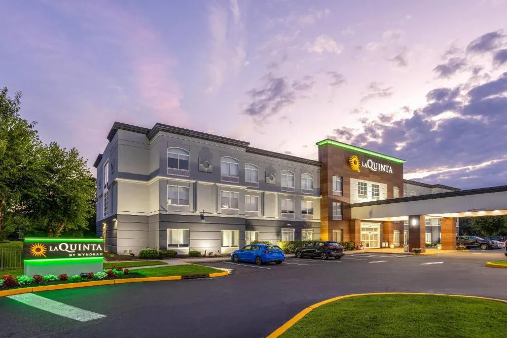 La Quinta Inn & Suites by Wyndham Mt. Laurel - Philadelphia hotel hero