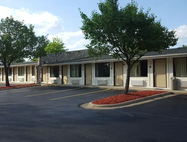 Super 8 by Wyndham Aberdeen Southern Pines hotel detail image 1