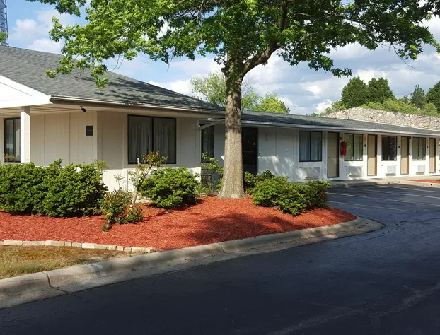 Super 8 by Wyndham Aberdeen Southern Pines hotel detail image 2