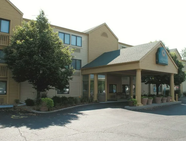 La Quinta Inn & Suites by Wyndham Kansas City North hotel detail image 1