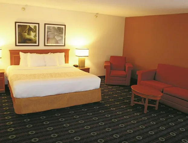 La Quinta Inn & Suites by Wyndham Kansas City North hotel detail image 3