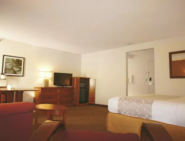 La Quinta Inn & Suites by Wyndham Kansas City North hotel detail image 4