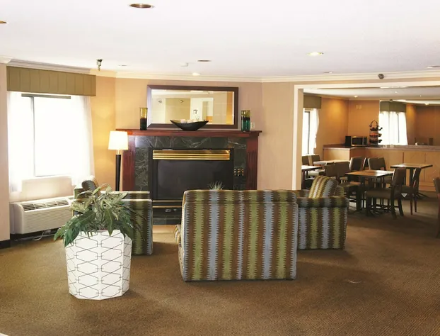 La Quinta Inn & Suites by Wyndham Kansas City North hotel detail image 2