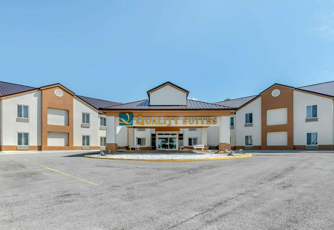 Quality Suites Kansas City International Airport hotel hero