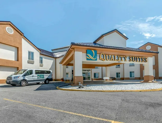 Quality Suites Kansas City International Airport hotel detail image 1