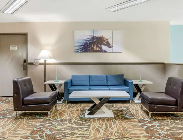 Quality Suites Kansas City International Airport hotel detail image 2