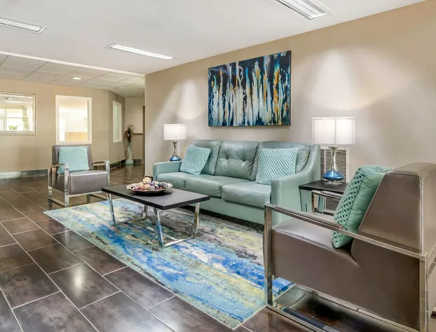 Quality Suites Kansas City International Airport hotel detail image 4