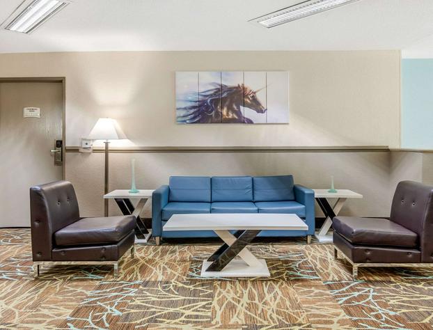 Quality Suites Kansas City International Airport hotel detail image 2