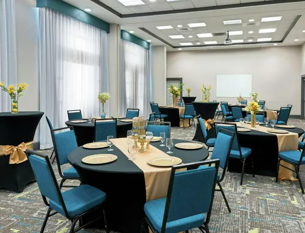 Hampton Inn & Suites Orlando Airport @ Gateway Village hotel detail image 4