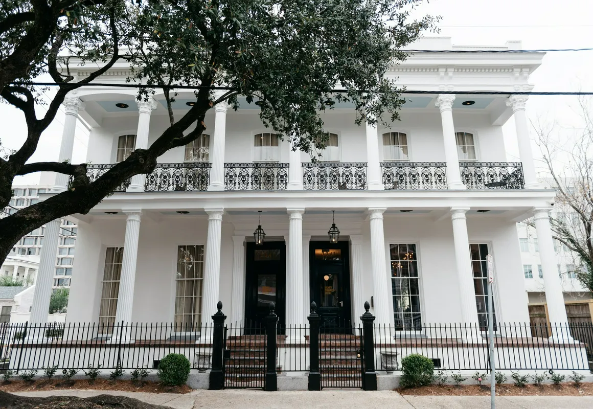 Henry Howard Hotel hotel hero