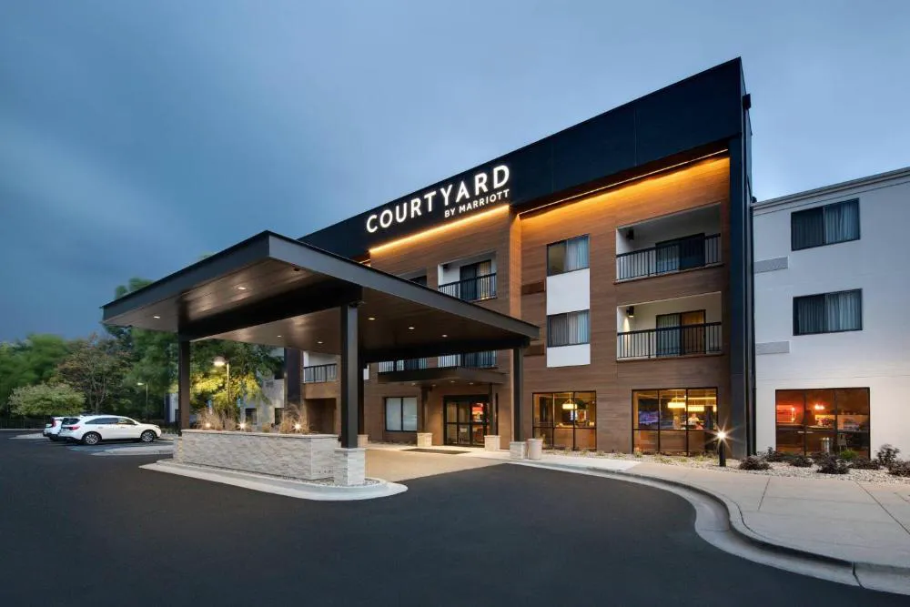 Courtyard by Marriott Grand Rapids Airport hotel hero