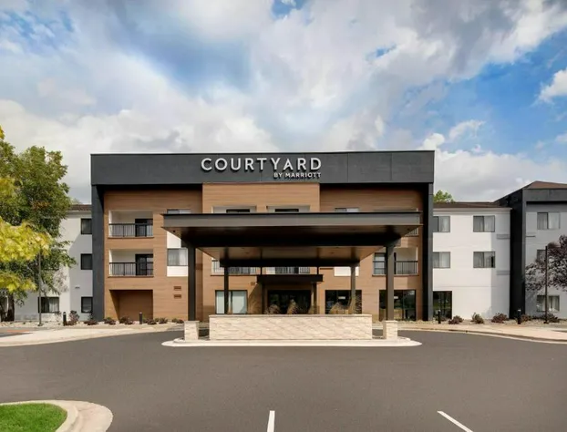 Courtyard by Marriott Grand Rapids Airport hotel detail image 2
