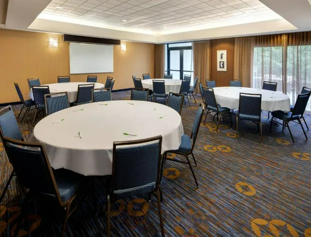 Courtyard by Marriott Grand Rapids Airport hotel detail image 4