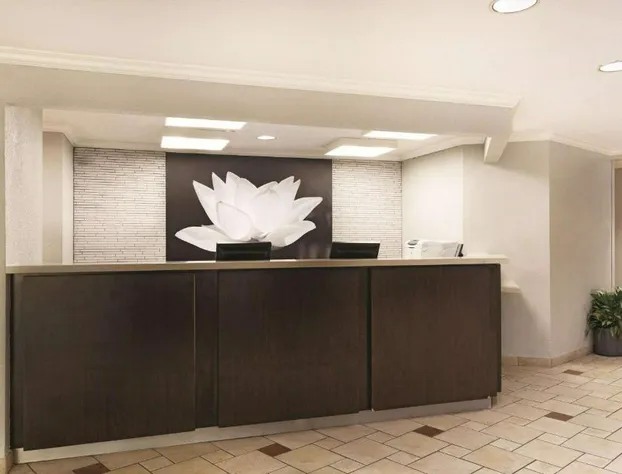 La Quinta Inn & Suites by Wyndham Miami Airport East hotel detail image 1