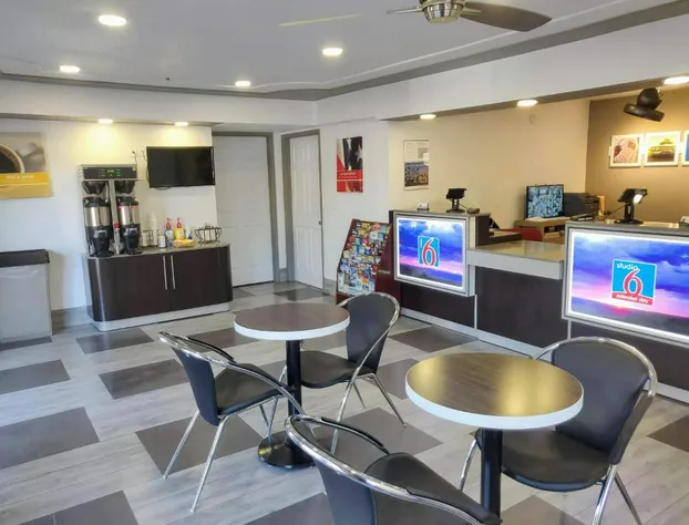 Motel 6 Fresno, CA - Yosemite Hwy hotel detail image 4