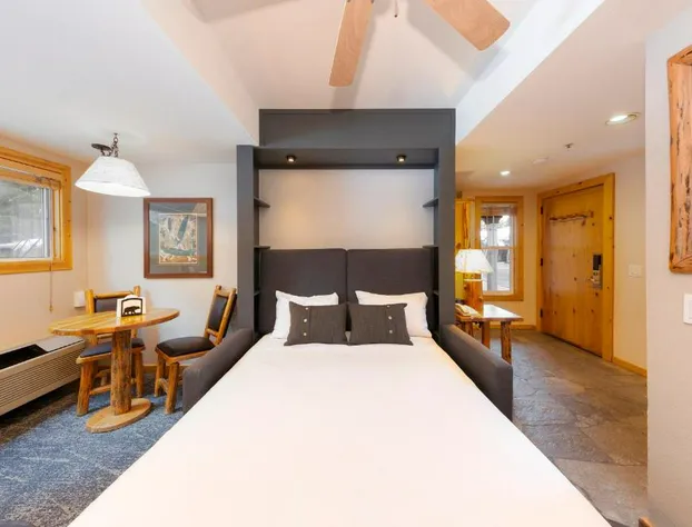 Red Wolf Lakeside Lodge hotel detail image 4