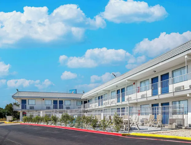 Motel 6 Fort Worth, TX - East hotel detail image 1