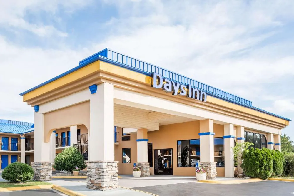Days Inn by Wyndham Hendersonville hotel hero