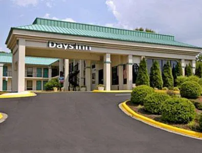 Days Inn by Wyndham Hendersonville hotel detail image 1