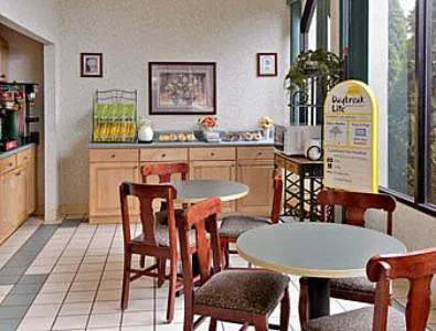 Days Inn by Wyndham Hendersonville hotel detail image 2
