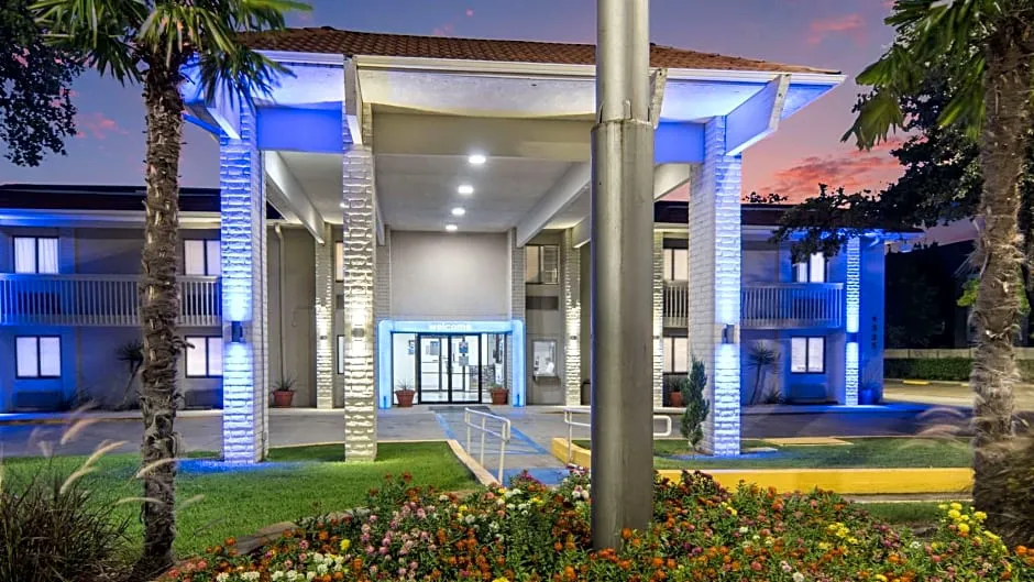 Motel 6 Addison, TX - Dallas hotel hero