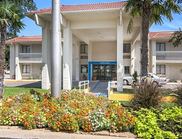 Motel 6 Addison, TX - Dallas hotel detail image 1