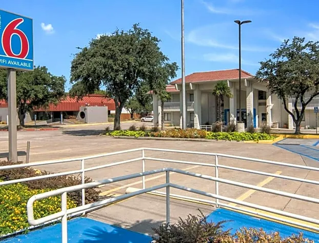 Motel 6 Addison, TX - Dallas hotel detail image 2