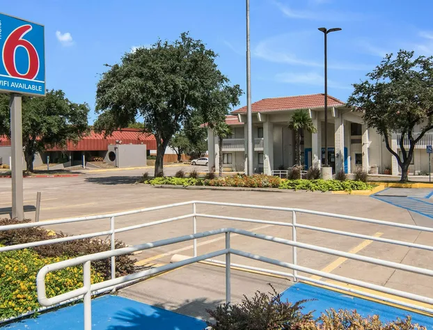 Motel 6 Addison, TX - Dallas hotel detail image 4