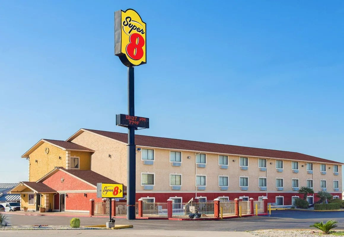 Super 8 by Wyndham San Antonio/I-35 North hotel hero