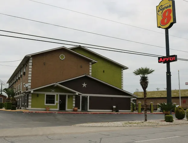 Super 8 by Wyndham San Antonio/I-35 North hotel detail image 1