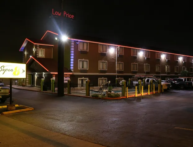 Super 8 by Wyndham San Antonio/I-35 North hotel detail image 2