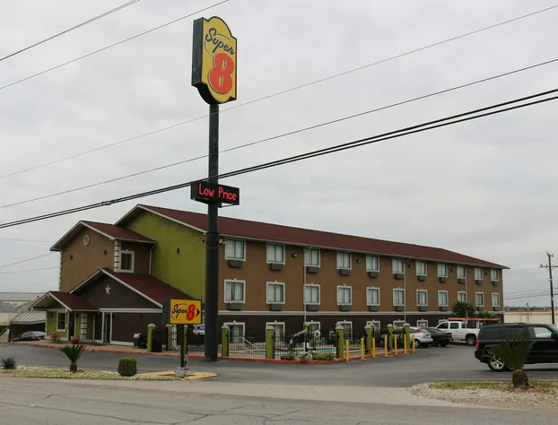Super 8 by Wyndham San Antonio/I-35 North hotel detail image 3
